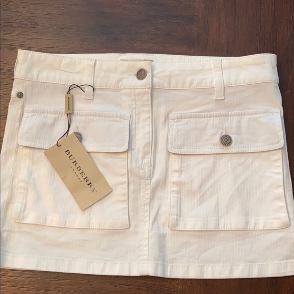 Brand new Burberry white mini skirt